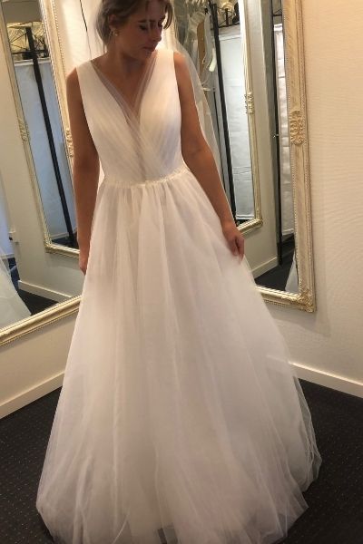 Hvid brudekjole fra Kayla Dresses i tyl og V-udskæring uden ærmer - set forfra