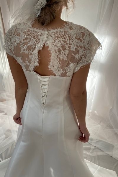 Brudekjole med blondetop med korte ærmer, paillietter og åben ryg. Med snøre i ryggen - set bagfra