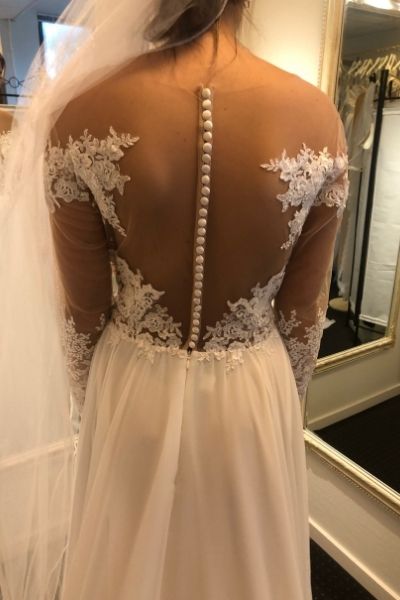 Langærmet brudekjole med blondeoverdel og lange ærmer - Set bagfra med mesh på ryggen