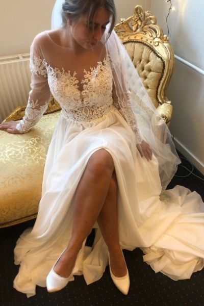 Hvid, langærmet brudekjole med langærmet overdel i blondemateriale