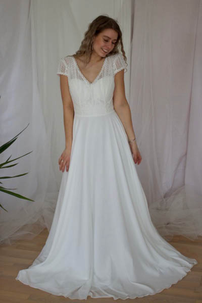 Kortærmet brudekjole med blonder på overdelen fra Kayla Dresses - set forfra