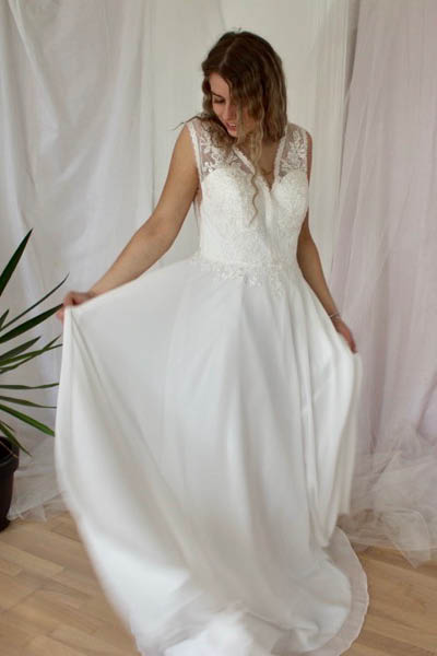 Brudekjole fra Kayla Dresses med overdel i blonder og uden ærmer set forfra