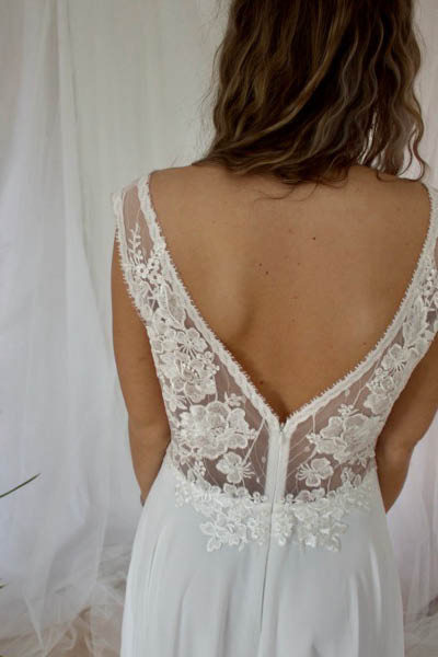 Brudekjole med overdel i blonder set bagfra med åben ryg