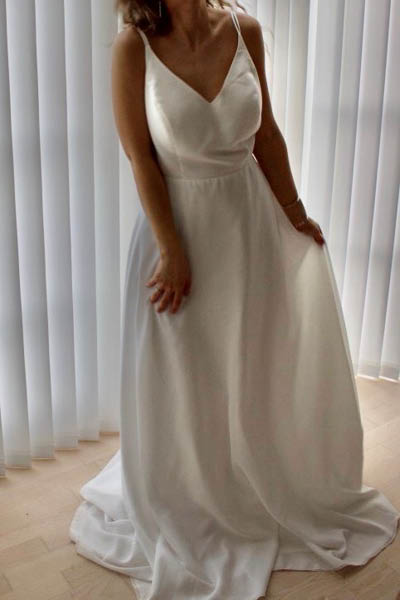 Hvid, enkel kjole med spaghettistropper set forfra